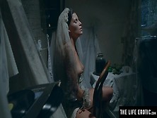 Watch A Sleazy Abandoned Bride Masturbates To A Mindblowing Climax