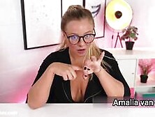 Amalia van oranje met bril