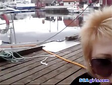 Norske ludder viser hennes store bryster i offentligheten