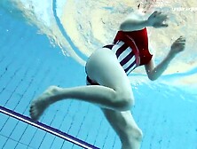 Large titties bald chick Lada Poleshuk underwater