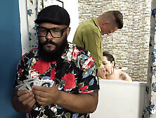 Suzie Bitch - Amigo preocupado e coroa casada,  chamou o amigo do marido pra ir na cozinha e caiu de boca no pau