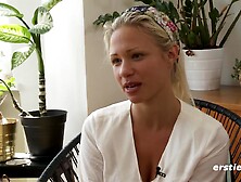 Die Hubsche Gabi Verwohnt Ihre Rasierte Muschi Mit Viel Hingabe