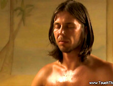 Belle brune Hanna savoure un massage nu avec beaucoup d´huile