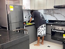 Una caliente hermanastra le gusta seducir a su hermanastro y le ruega que se la coja duro.