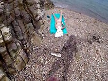 A la plage il se branle sur moi et m'ï¿½jacule sur les seins je me fini toute seule avec mes doigts