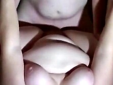 Deutsche Amateurin mit großer Klitoris und geschwollenen Nippeln hat einen