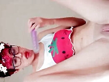 Ninfetinha toda rosada passando o vibrador na buceta