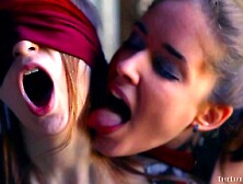 Lésbicas Beata Undine e Emily J se masturbam até o orgasmo