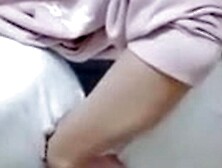 Ngintip Hijabers Pegangin Memeknya Agar Aliran Pipisnya Tidak Muncrat Kemana-Mana