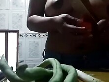 Se filtra nuevo vídeo casero de la pastora de la iglesia en falda.  tetas naturales al aire en casa