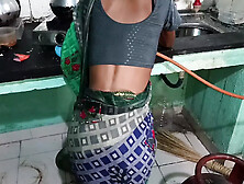 Sister-in-law was cutting papaya in the kitchen and the brother-in-law from ass.