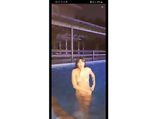 Brunella en la piscina