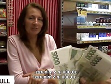 Se folla a la vendedora en la tienda por dinero