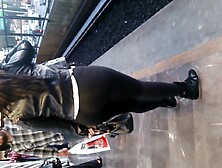 mega culo en el metro