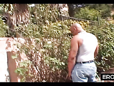 Deutsche Tänzerin verführt im Club