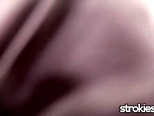 Angel Gostosa masturba seu pênis durante uma entrevista