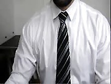 Barbu En Costume Excité Se Branle En Webcam