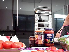 Cuisinière Salope Joue Avec Ses Gros Seins Et Son Cul ! Chloé Sanchez