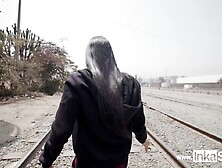 Small modelo venezolana es abordada por peruano cerca a la línea del tren