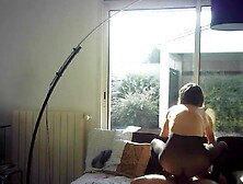 enculée en body résille sur le canapé