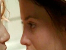 lesbians kissing each other