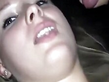Hübsche junge deutsche Blondine fickt mit drei Kerlen