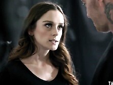 Fake ransom sex tape of eighteen to scam her very rich dad