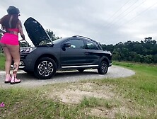 Tive que pedir ajuda pra um desconhecido pra me ajudar com o carro e ele cobrou me comendo