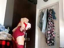Une femme cute s'amuse à essayer des vêtements et à les couper. Une brune danse nue dans la maison.