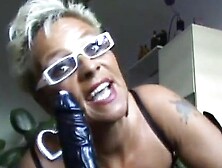 Deutsch reifen MILF zeigt hei einen Schwanz zu saugen