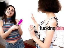 Веселые подруги устроили лесби секс