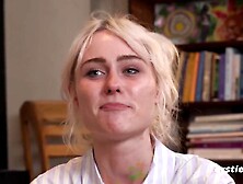 Ersties - Hallys wildes Spiel mit Farbe und Pinsel