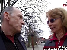 Alte Frau wird auf der Straße nach Sex gefragt