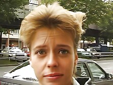 lesbe mit grossen titten geht fuer geld mit zum casting und steckt sich vibrator in die pussy