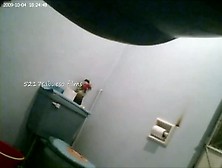 Pissing Girls Are Filmed In The Bathroom