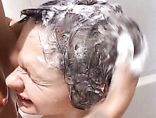 Brunette Lesben in der Dusche