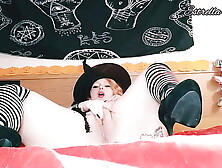 Witch masturbate with her long nails
