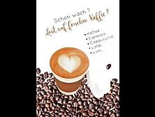 Kaffee Latte in enger Flasche mit Kaffee unter Strom