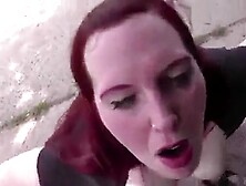 Rothaarige deutsche MILF blu00e4st und fickt drauu00dfen