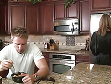 Возбужденная мамаша получила хороший секс в спальне