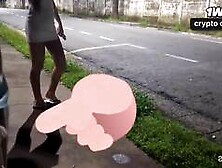 Mulher se masturba arriscadamente em uma paragem de autocarro ao ar livre.