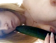 Ninfeta loirinha brincando com o pepino na buceta