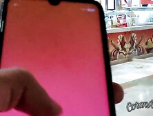 Mi novio toma el control de mi vibrador y me hace mojar en el centro comercial