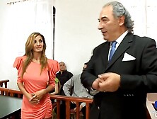 Ces belles salopes se font baiser devant le juge au tribunal