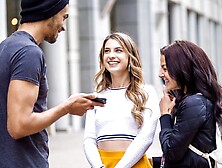 Пригласил двух девушек сняться за деньги в его порно