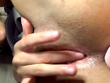 Novinha linda masturbando a bucetinha melada de tesão