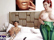 Mi Madrastra tetona me incita a ver porno mientras mi padrastro casi nos descubre