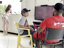 Gostosa mulher de sapatao deixa o marido sair pra ficar com o amigo dela