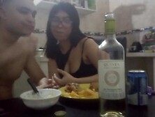 Pareja Colombiana Bailando Y Cenando En Año Nuevo.  Latin Babe Large Booty De Cuerpo Perfecto