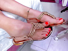 Mature nymphomaniac poses and masturbates in her 85 minute foot fetish action